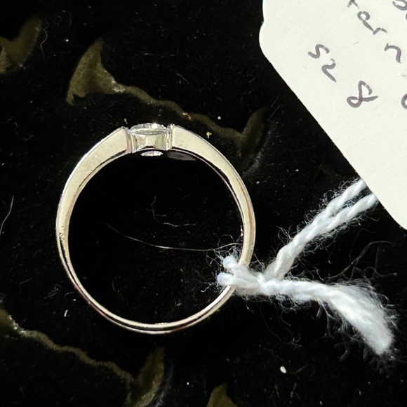 CUBIC ZIRCONIA IN TARNISH FREE STERLING SILVER RING, LADIES SZ 8, ROUND STONE, - Picture 2 of 4